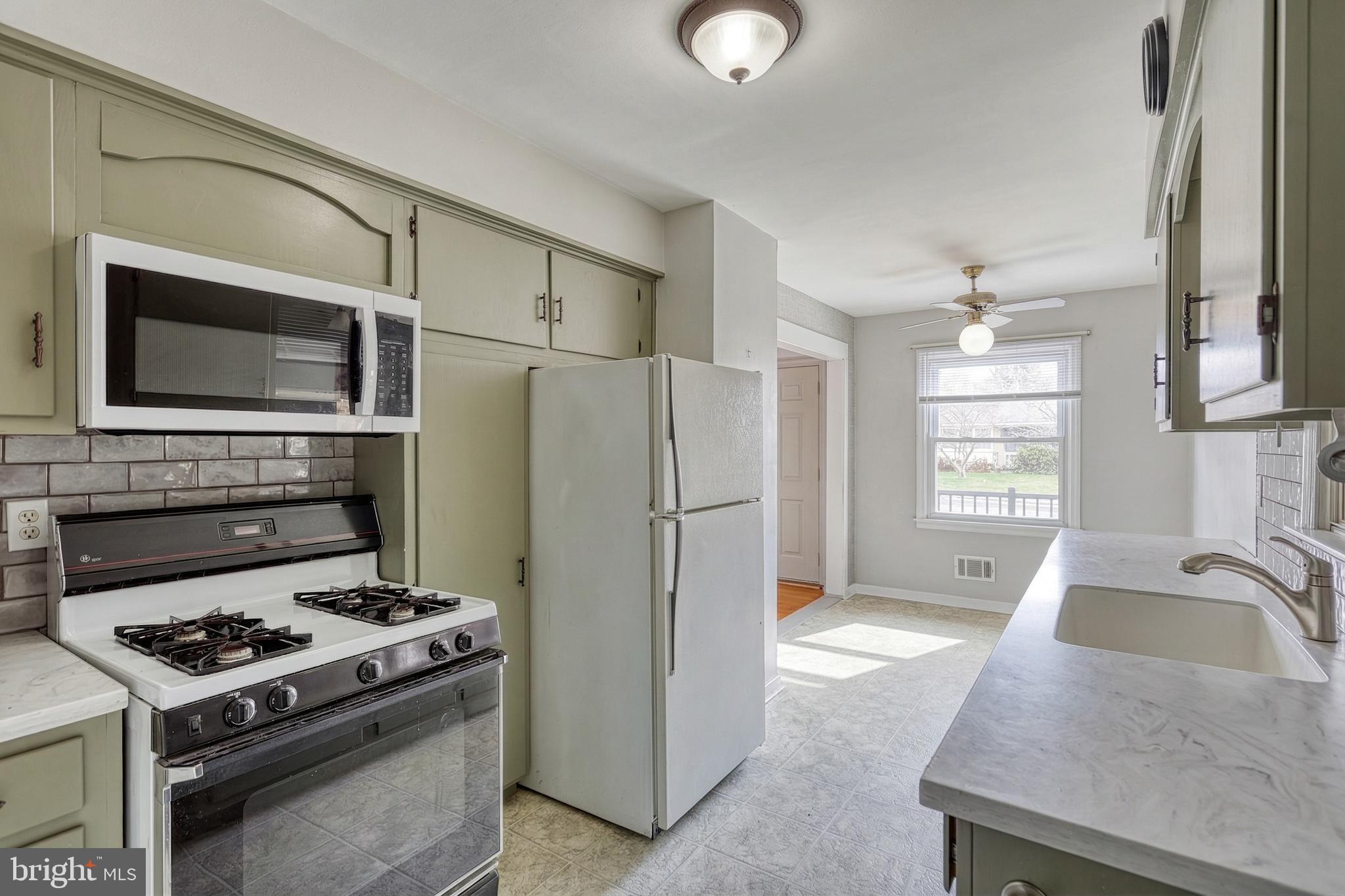 30 Lincoln Drive Hanover, PA 17331 - Photo 28 of 74 a kitchen with a stove a refrigerator and a sink