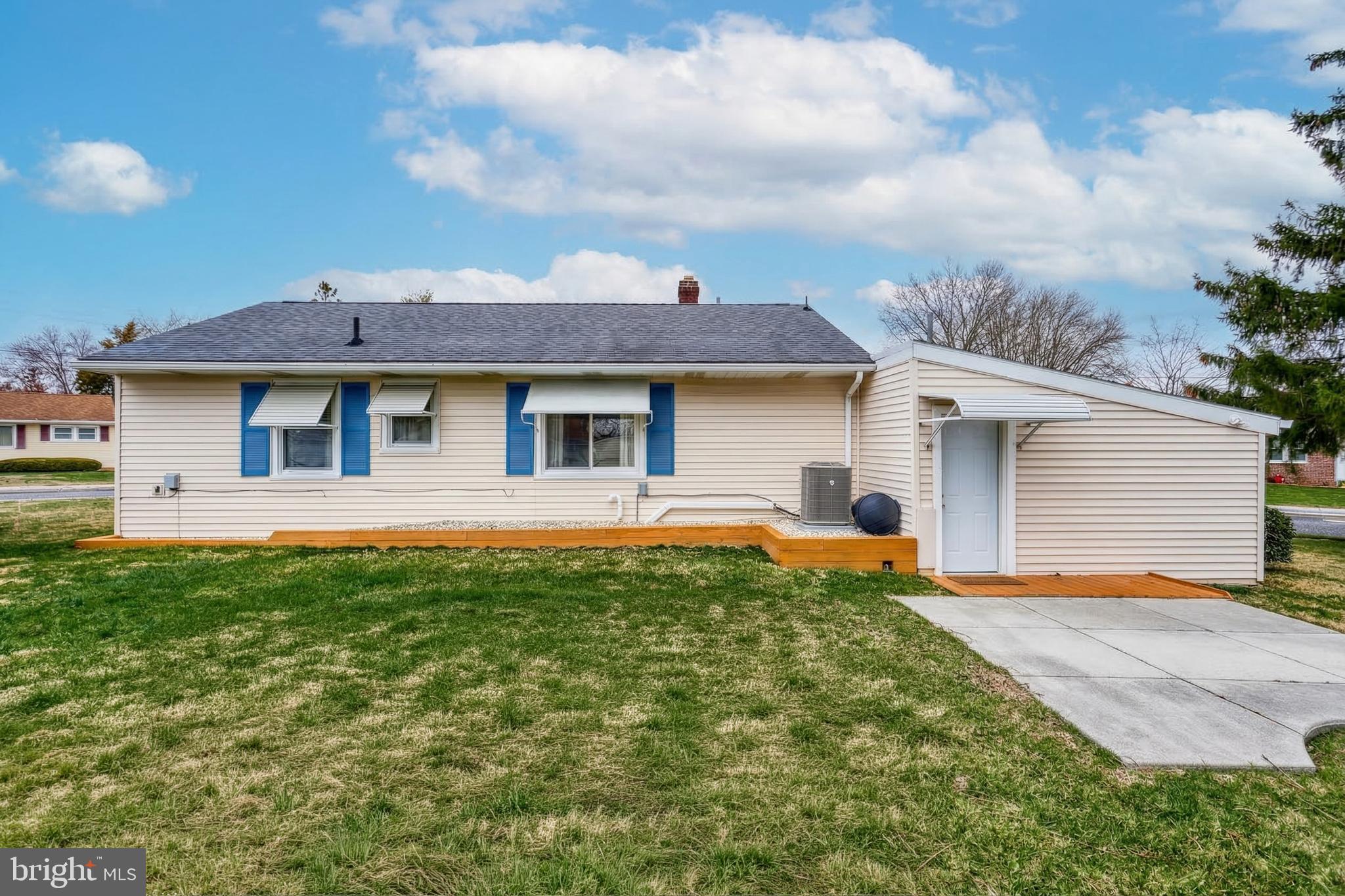 30 Lincoln Drive Hanover, PA 17331 - Photo 53 of 74 a front view of a house with garden