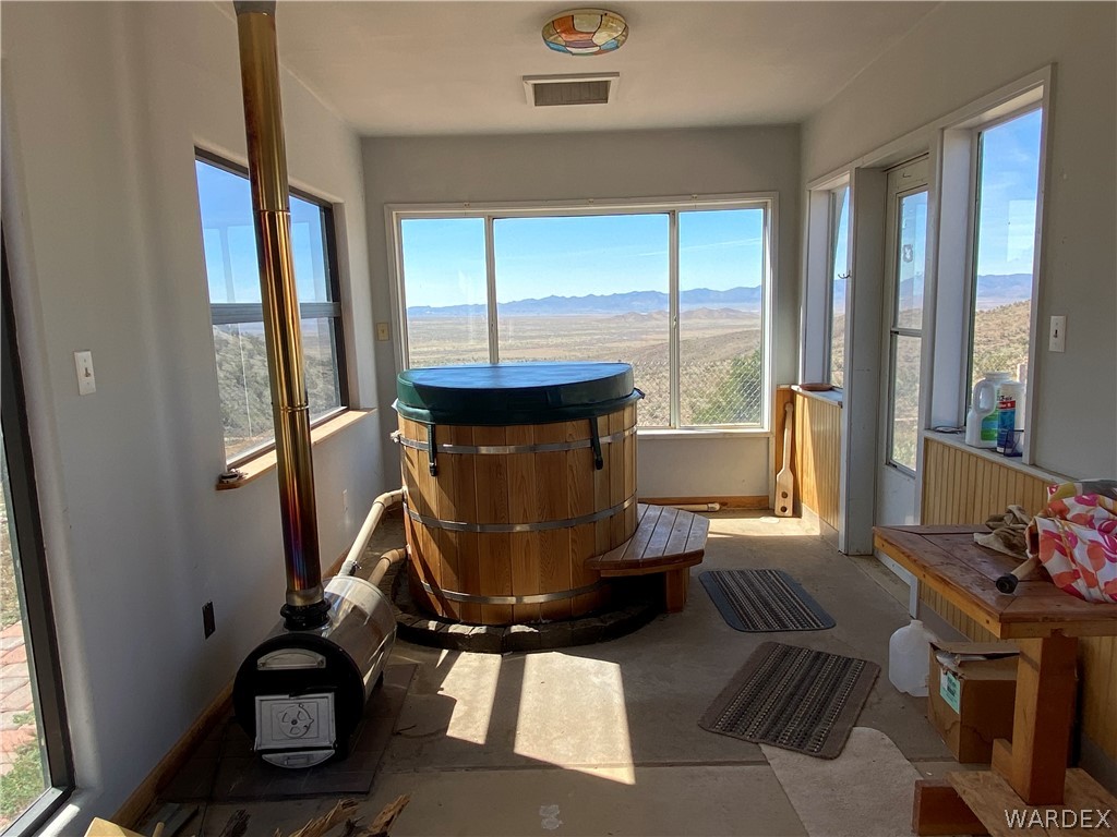 9095 Elliott Ridge Road Kingman, AZ 86401 - Photo 19 of 54 a room with furniture and a large window