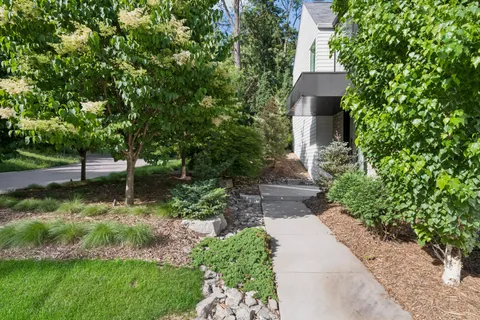 $2,000,000 | 1058 East Circle Drive, Wayzata, MN 55391
