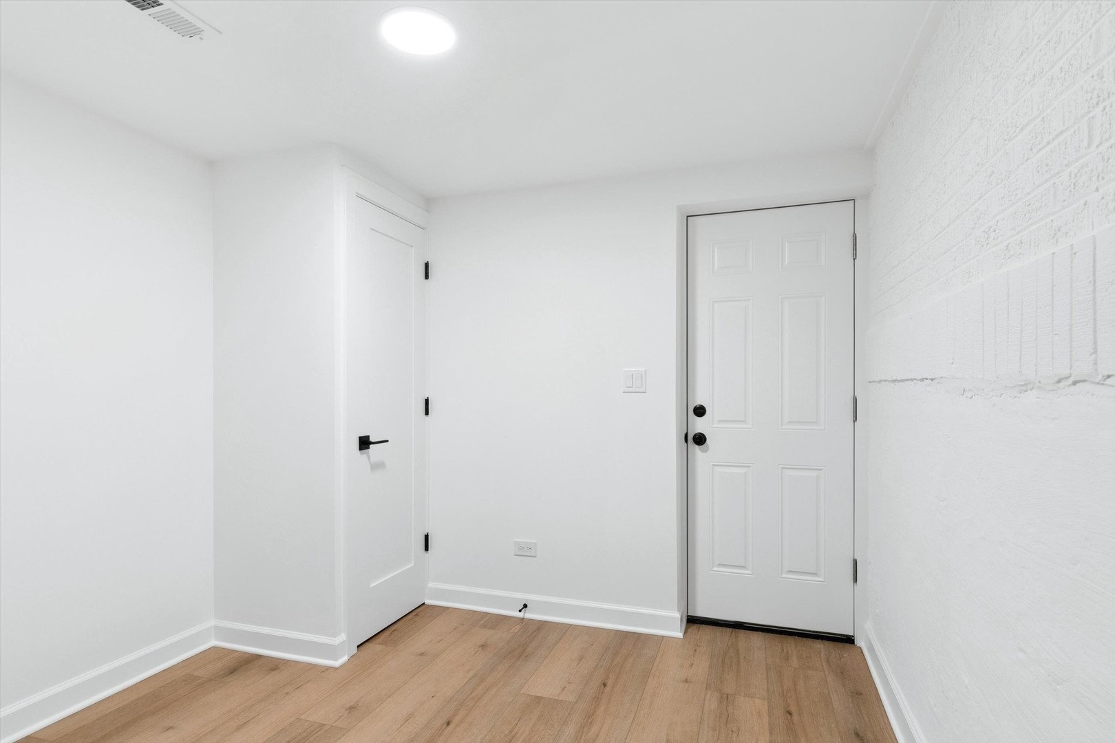 354 Lionel Road Riverside, IL 60546 - Photo 31 of 38 Gallery Image 31
