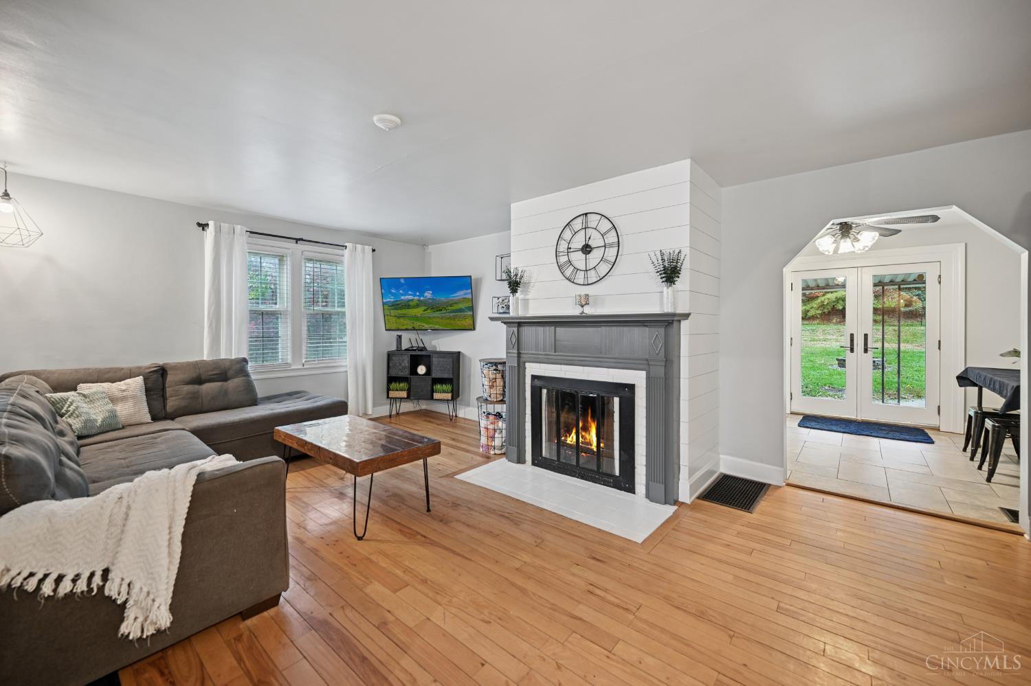 11525 Lippelman Road Sharonville, OH 45246 - Photo 5 of 38 Living room view 1