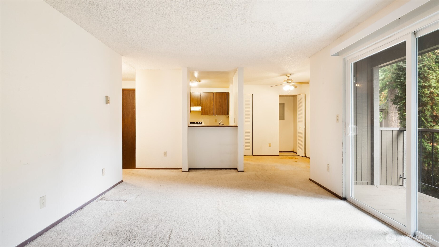 4601 Southwest 320th Street, Unit L6 Federal Way, WA 98023 - Photo 4 of 22 an empty room with windows