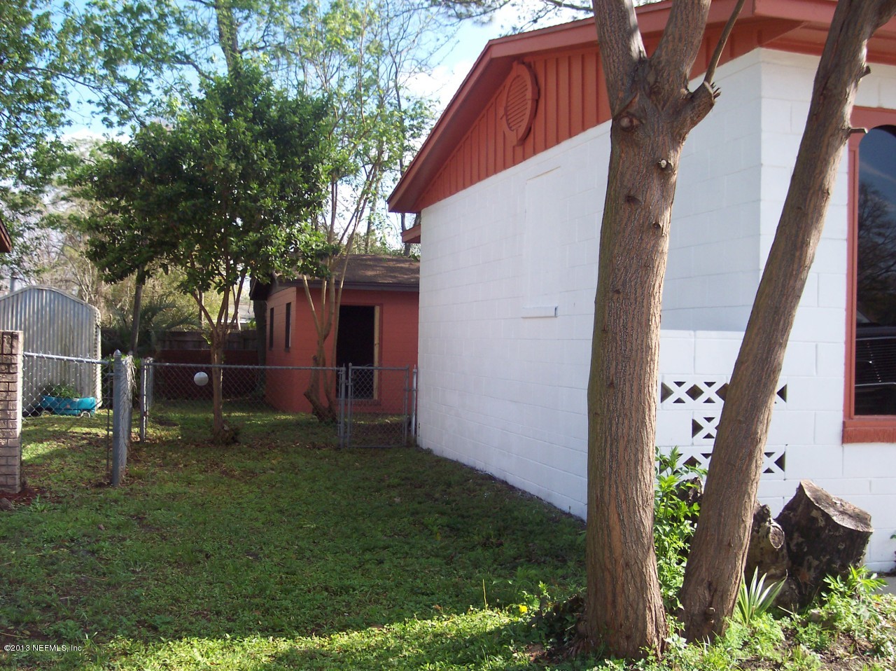 4725 Spring Park Road Jacksonville, FL 32207 - Photo 5 of 25 a view of backyard with table and chairs and potted plants