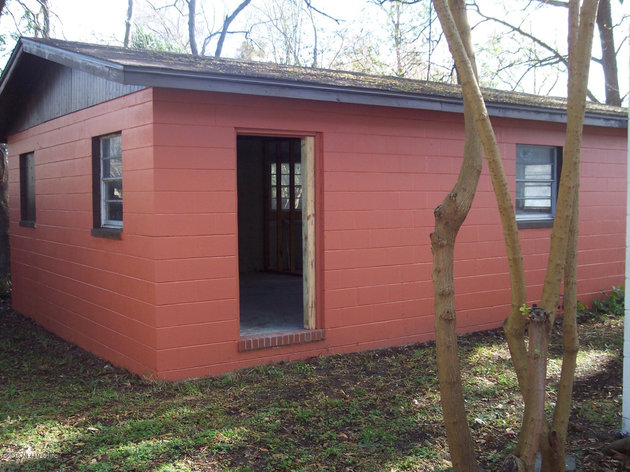 4725 Spring Park Road Jacksonville, FL 32207 - Photo 9 of 25 a front view of a house with garden