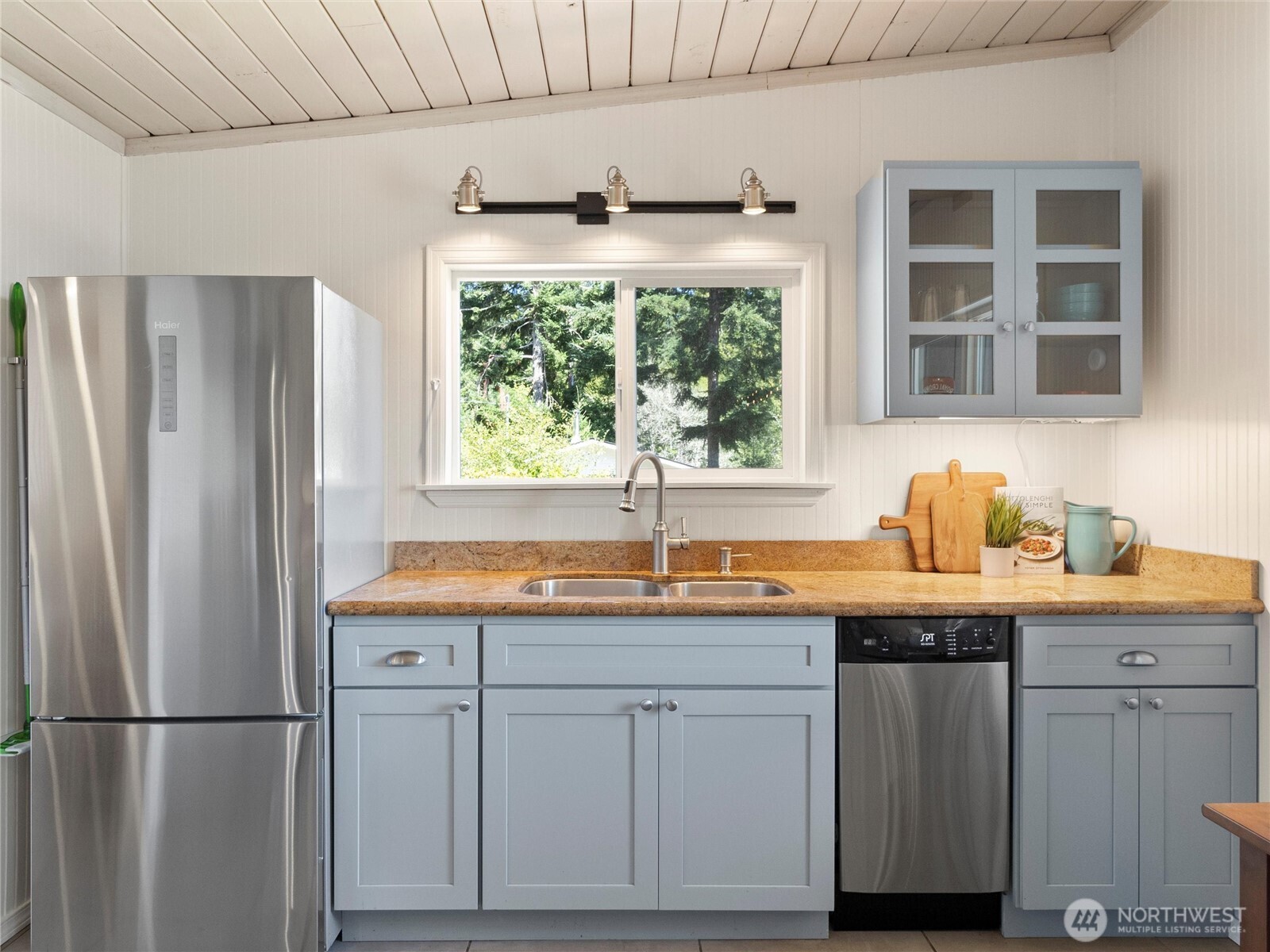 71 Mountain Drive Grapeview, WA 98546 - Photo 13 of 40