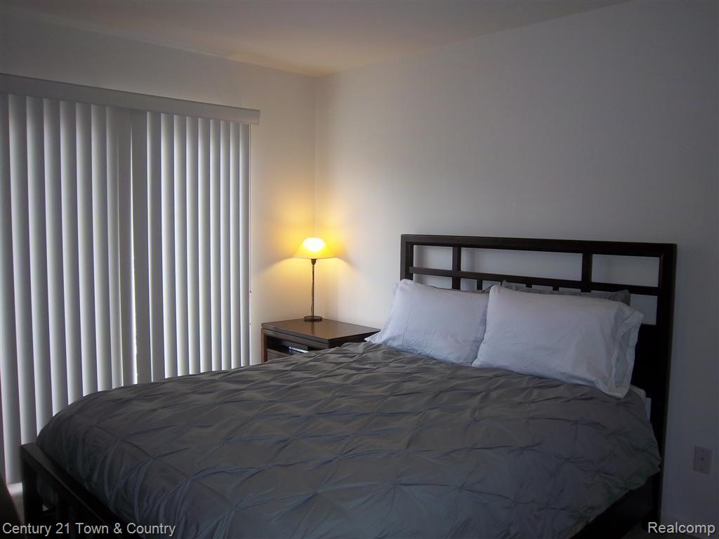 1079 Beaver Run, Unit 71 Troy, MI 48083 - Photo 11 of 15 Master Bedroom