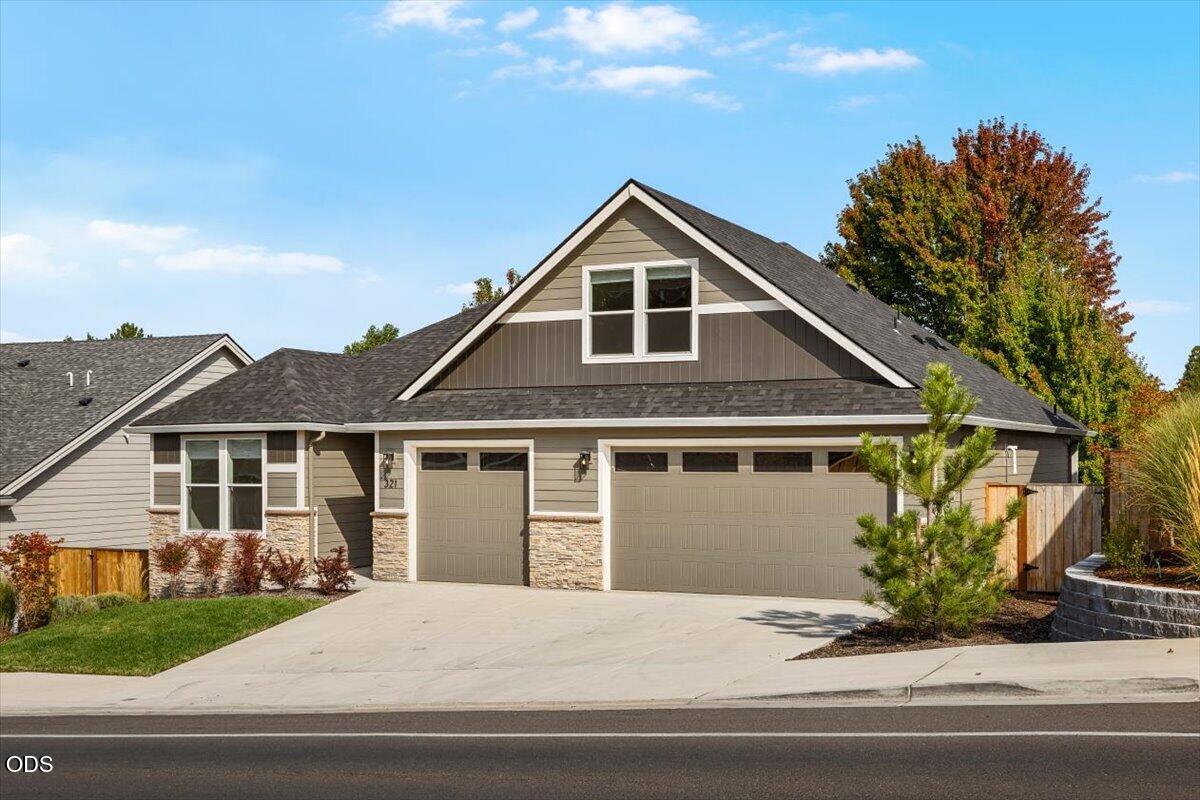 321 Arrowhead Trail Eagle Point, OR 97524 - Photo 2 of 35 Gallery Image 2