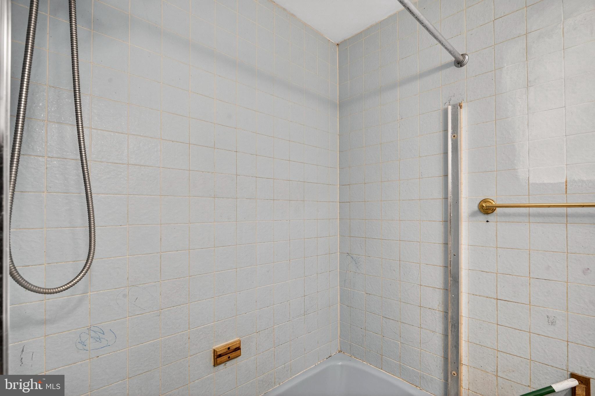 528 Sunset Road Baltimore, MD 21223 - Photo 11 of 27 a bathroom with a shower