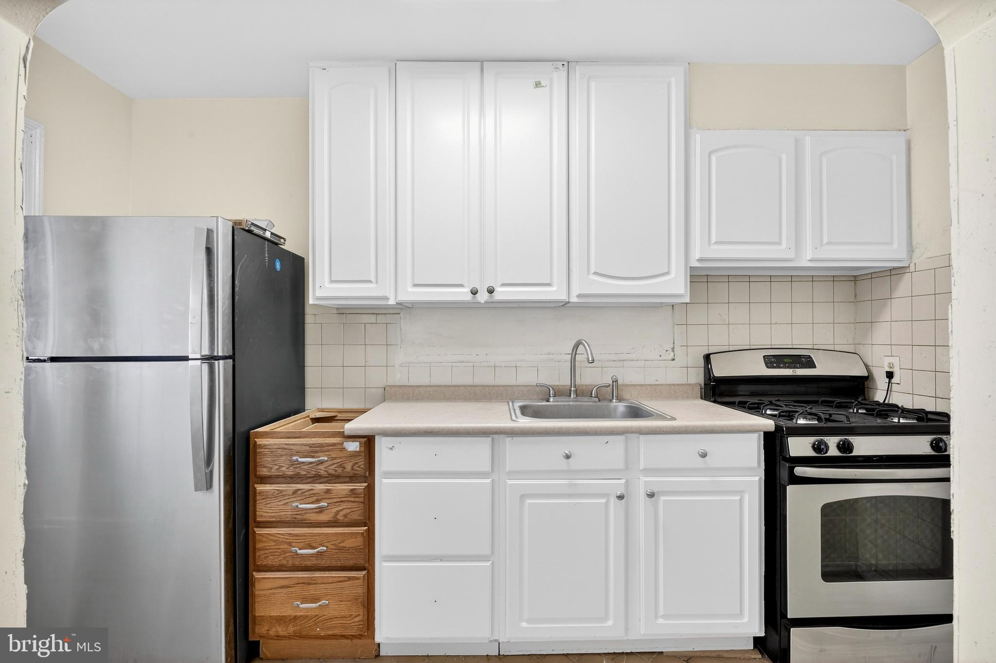 528 Sunset Road Baltimore, MD 21223 - Photo 3 of 27 a kitchen with appliances cabinets and a window