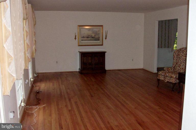 1632 Comanche Road Arnold, MD 21012 - Photo 2 of 21 Living Room
