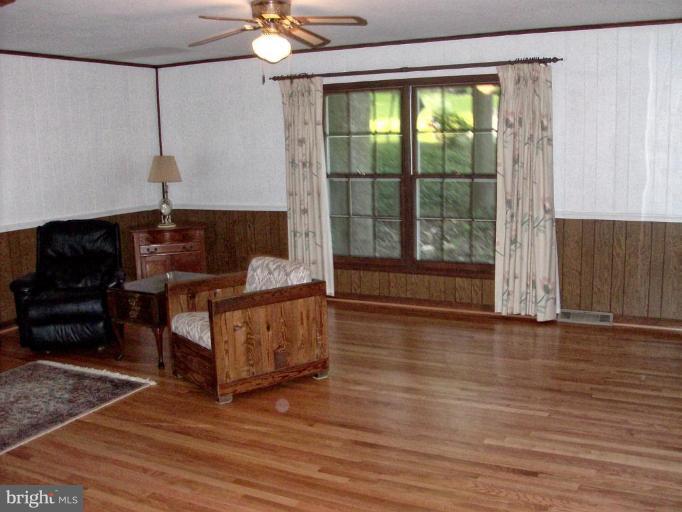 1632 Comanche Road Arnold, MD 21012 - Photo 6 of 21 Family Room