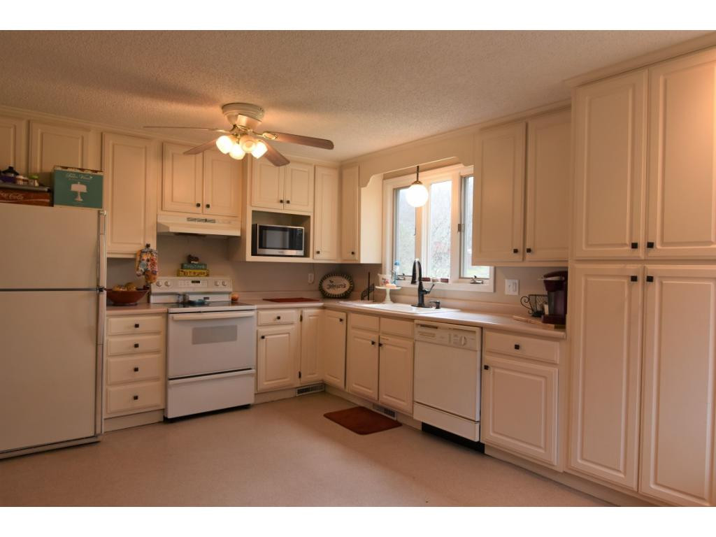 257 Muddy Branch Road Elizabethton, TN 37643 - Photo 11 of 36 Large Kitchen