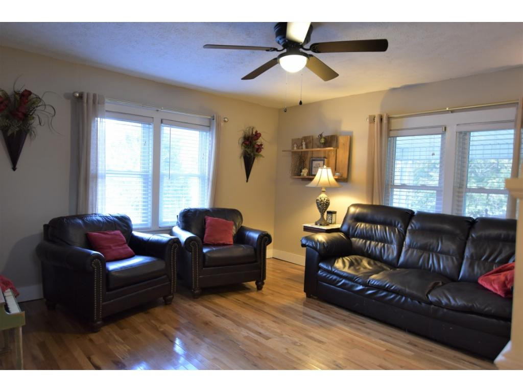 257 Muddy Branch Road Elizabethton, TN 37643 - Photo 3 of 36 Living Room View 1