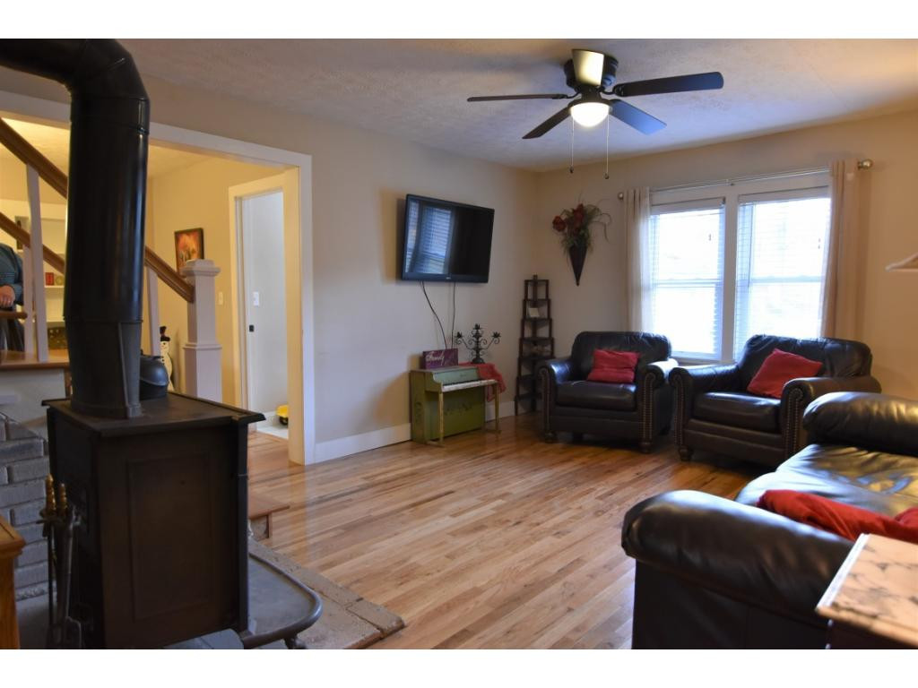 257 Muddy Branch Road Elizabethton, TN 37643 - Photo 5 of 36 Living Room View 3