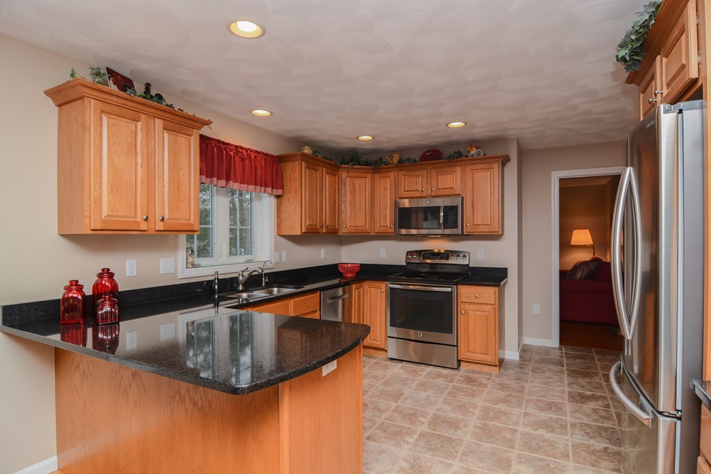 29 Hadleigh Road, Unit 29 Windham, NH 03087 - Photo 6 of 30