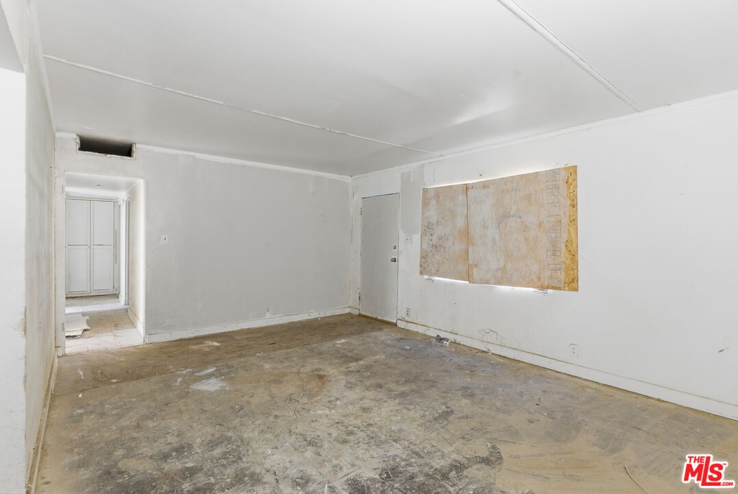 13879 Carson Street Trona, CA 93562 - Photo 10 of 29 an empty room with windows