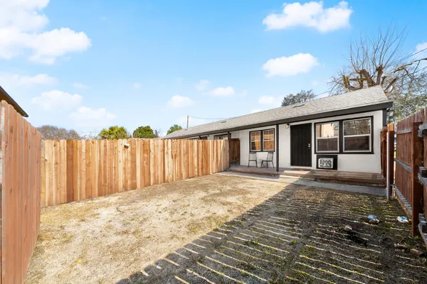 a view of a backyard with pathway
