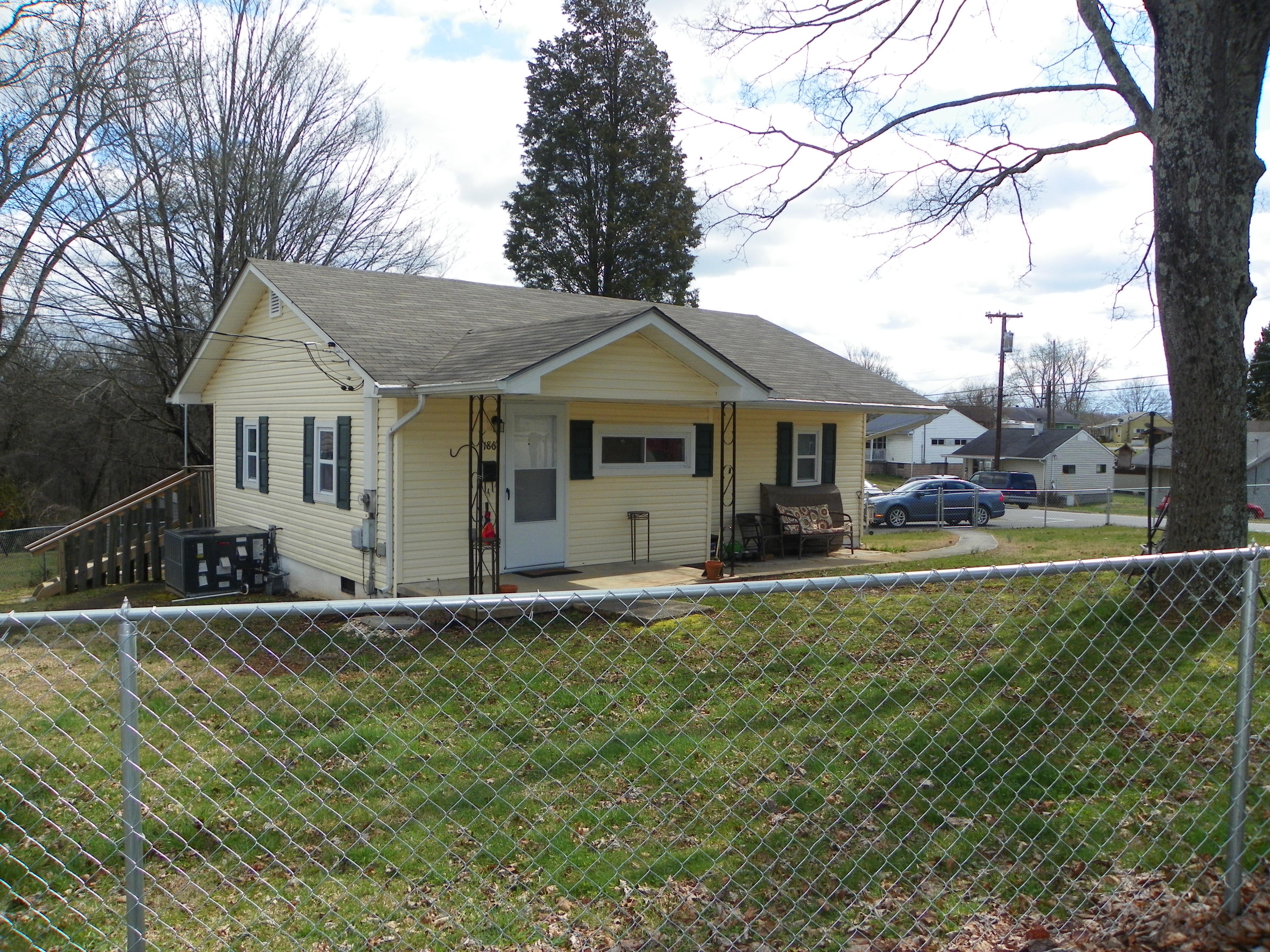 186 Johnson Road Oak Ridge, TN 37830 - Photo 3 of 20 186 Johnson 008