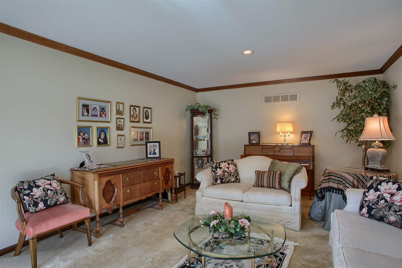 2614 Lambeth Park Rochester, MI 48306 - Photo 6 of 32 Living Room