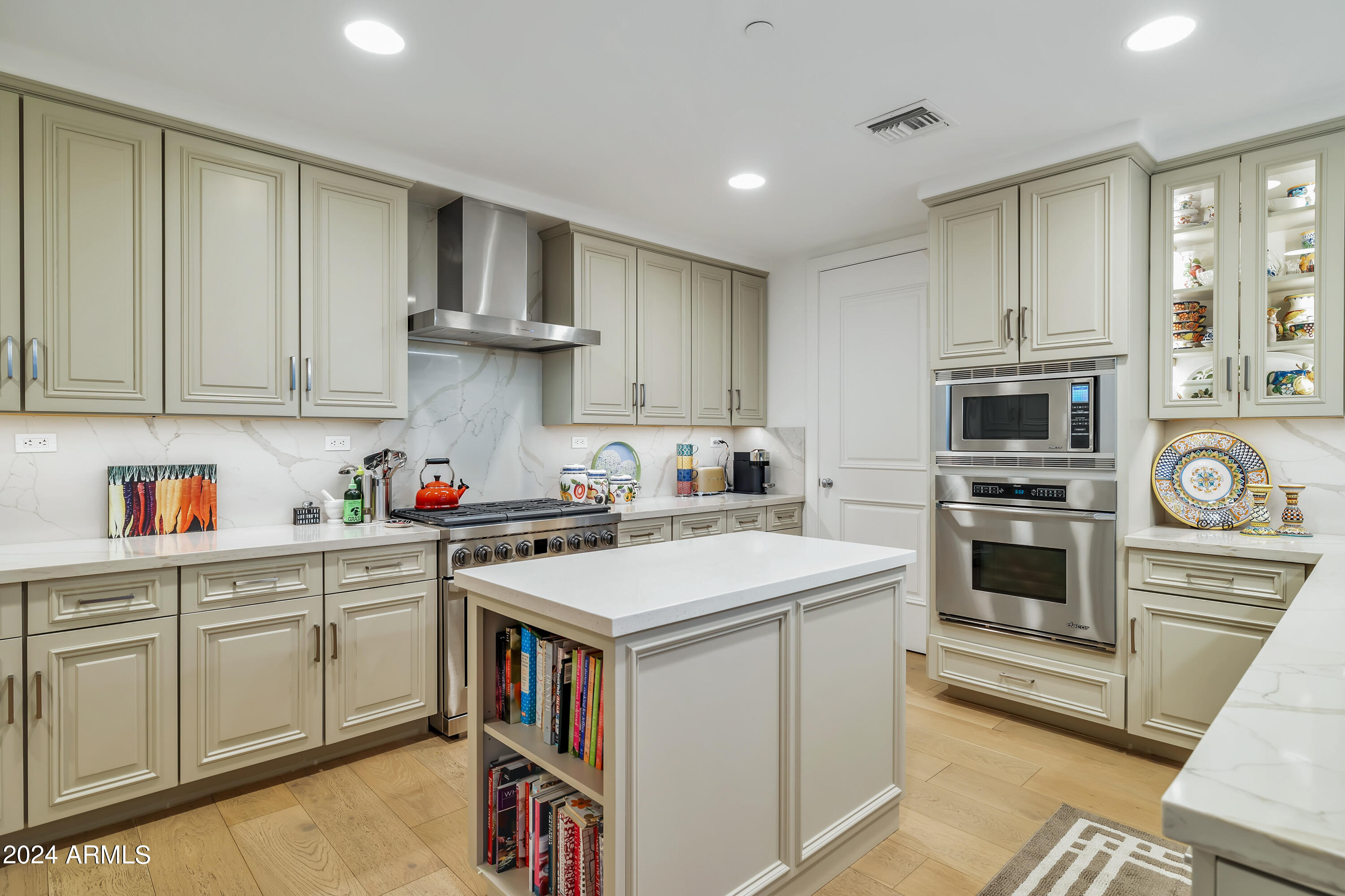 2211 East Camelback Road, Unit 705 Phoenix, AZ 85016 - Photo 14 of 45 Kitchen