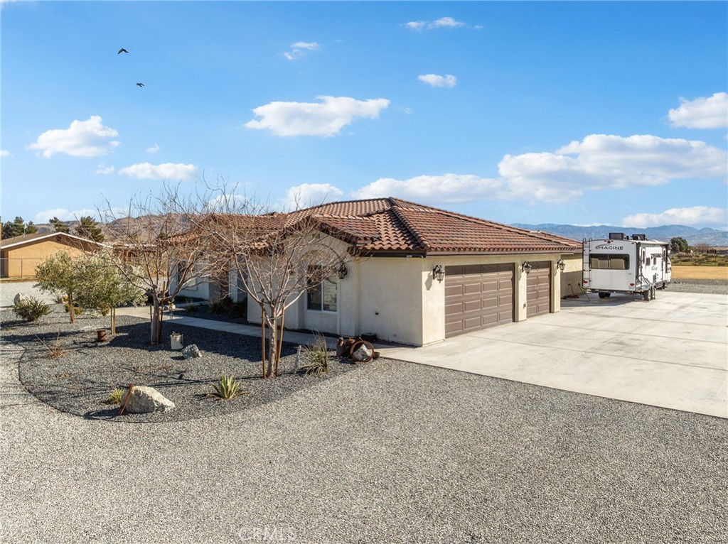 22427 Huasna Road Apple Valley, CA 92307 - Photo 2 of 39 a view of a terrace