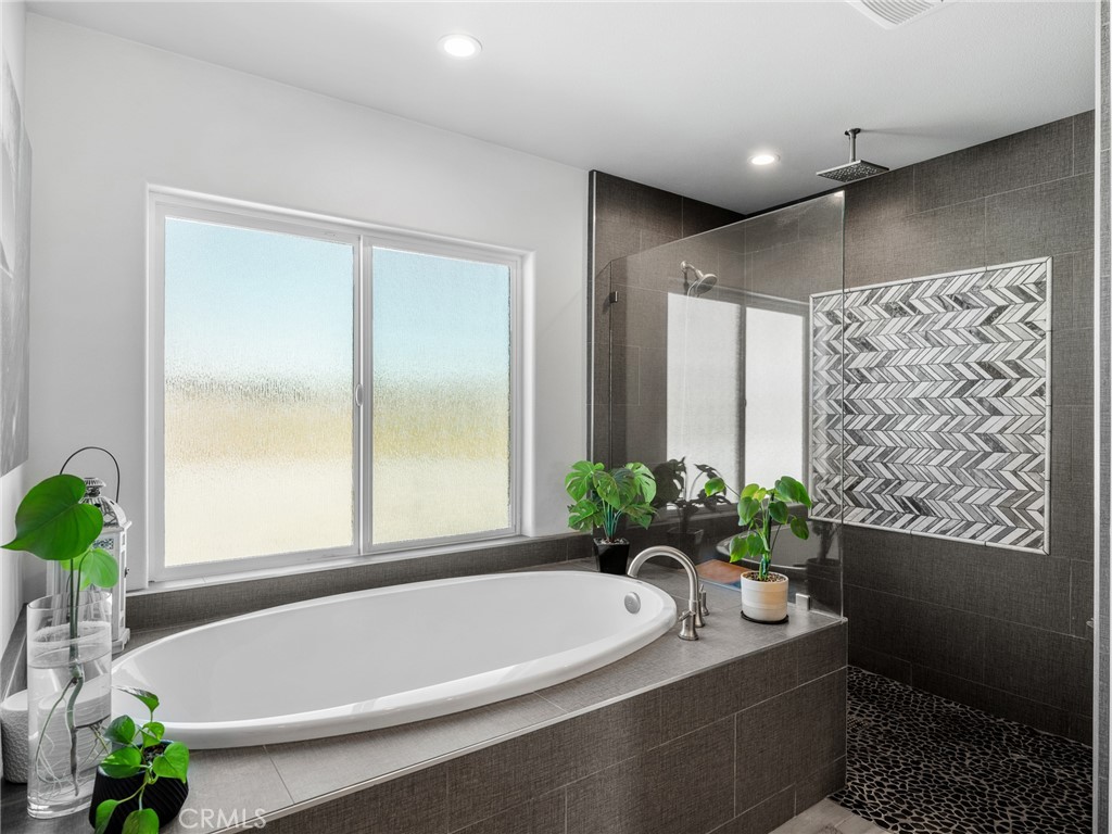 22427 Huasna Road Apple Valley, CA 92307 - Photo 21 of 39 a bath tub sitting in a bathroom next to a window