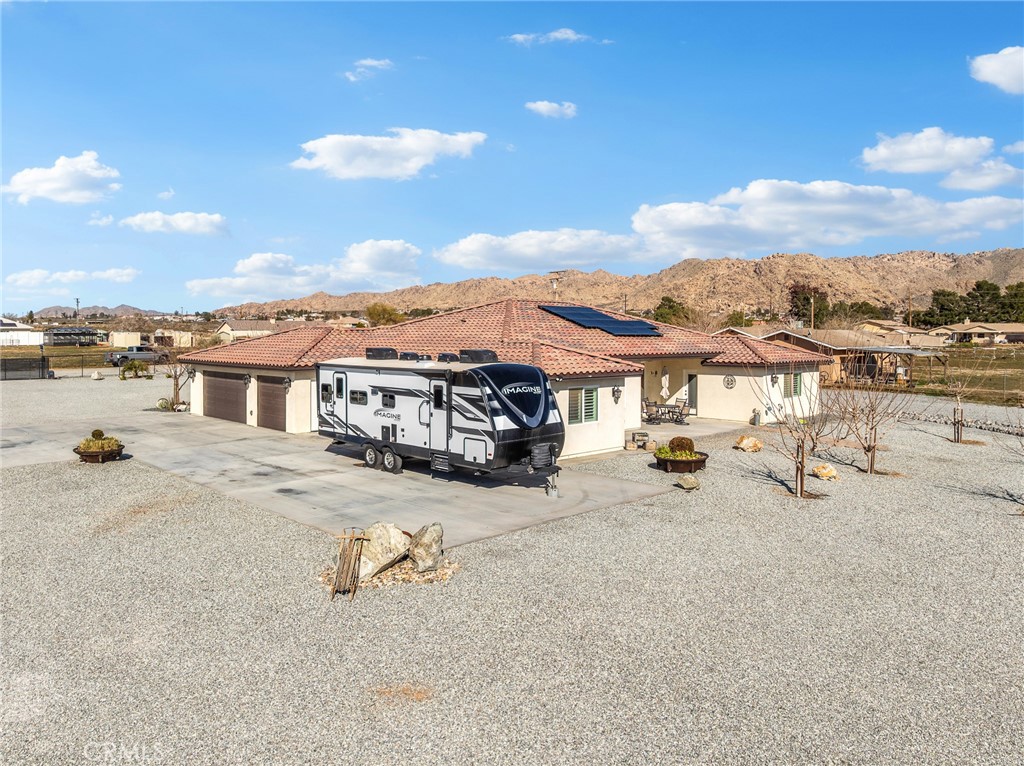 22427 Huasna Road Apple Valley, CA 92307 - Photo 38 of 39 a view of a terrace with lawn chairs