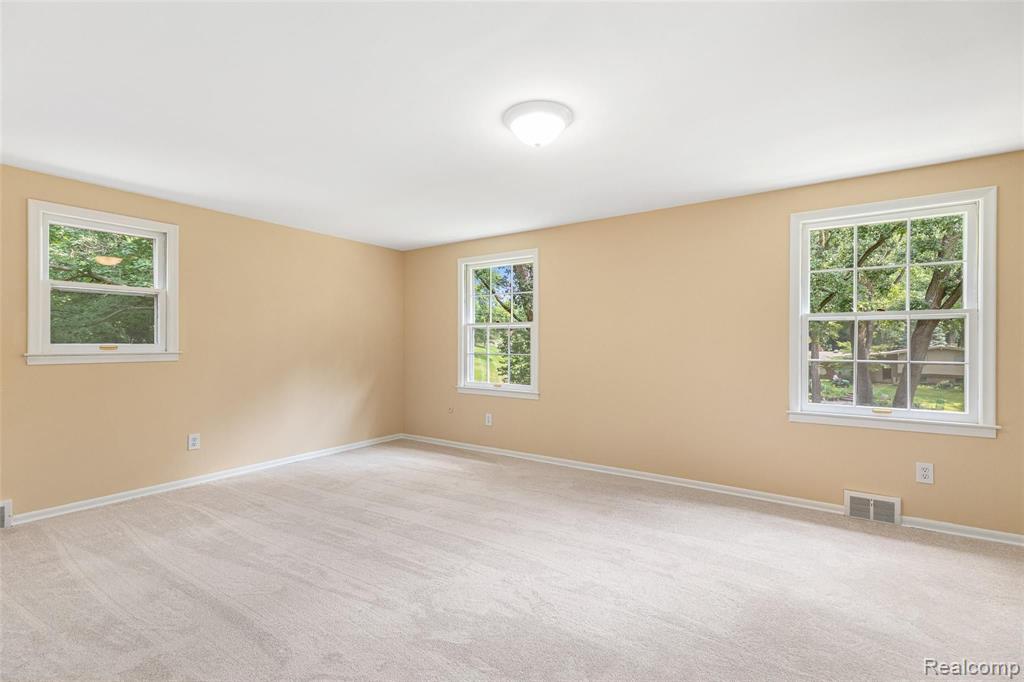 2504 New England Drive Rochester Hills, MI 48309 - Photo 38 of 47