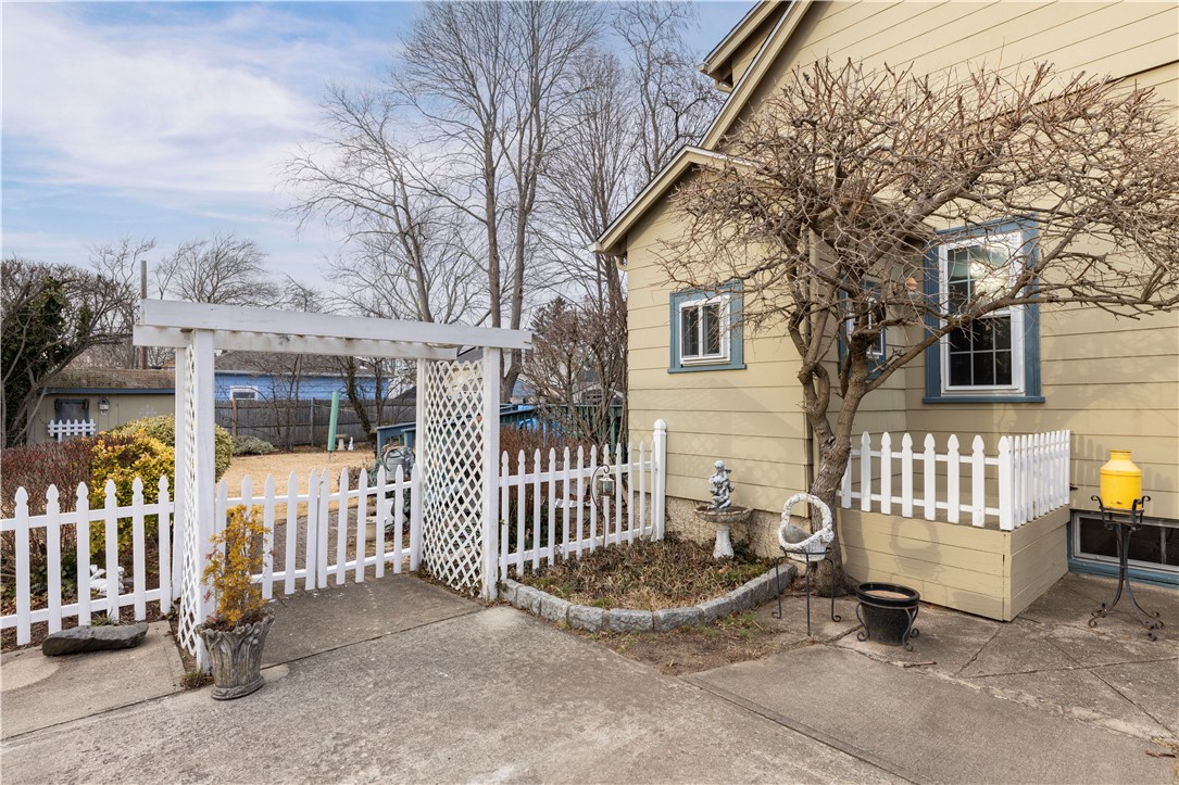 233 Palace Avenue Warwick, RI 02886 - Photo 3 of 42