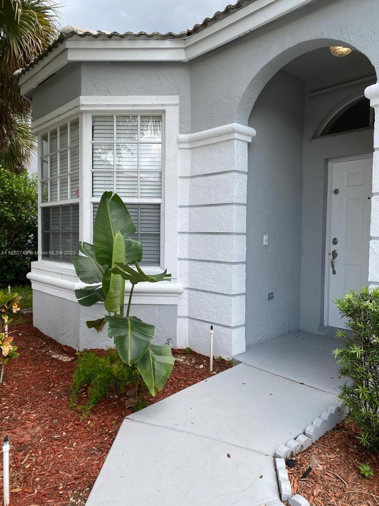 Towngate Pembroke Pines, FL 33028 - Photo 2 of 8 a front view of a house with garden