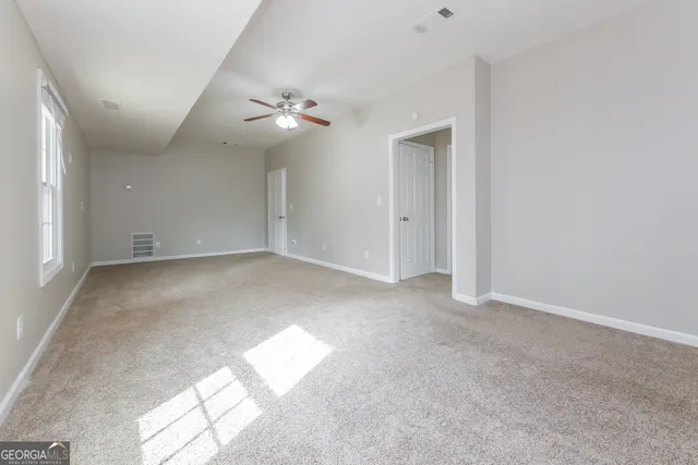 a view of empty room with a ceiling fan