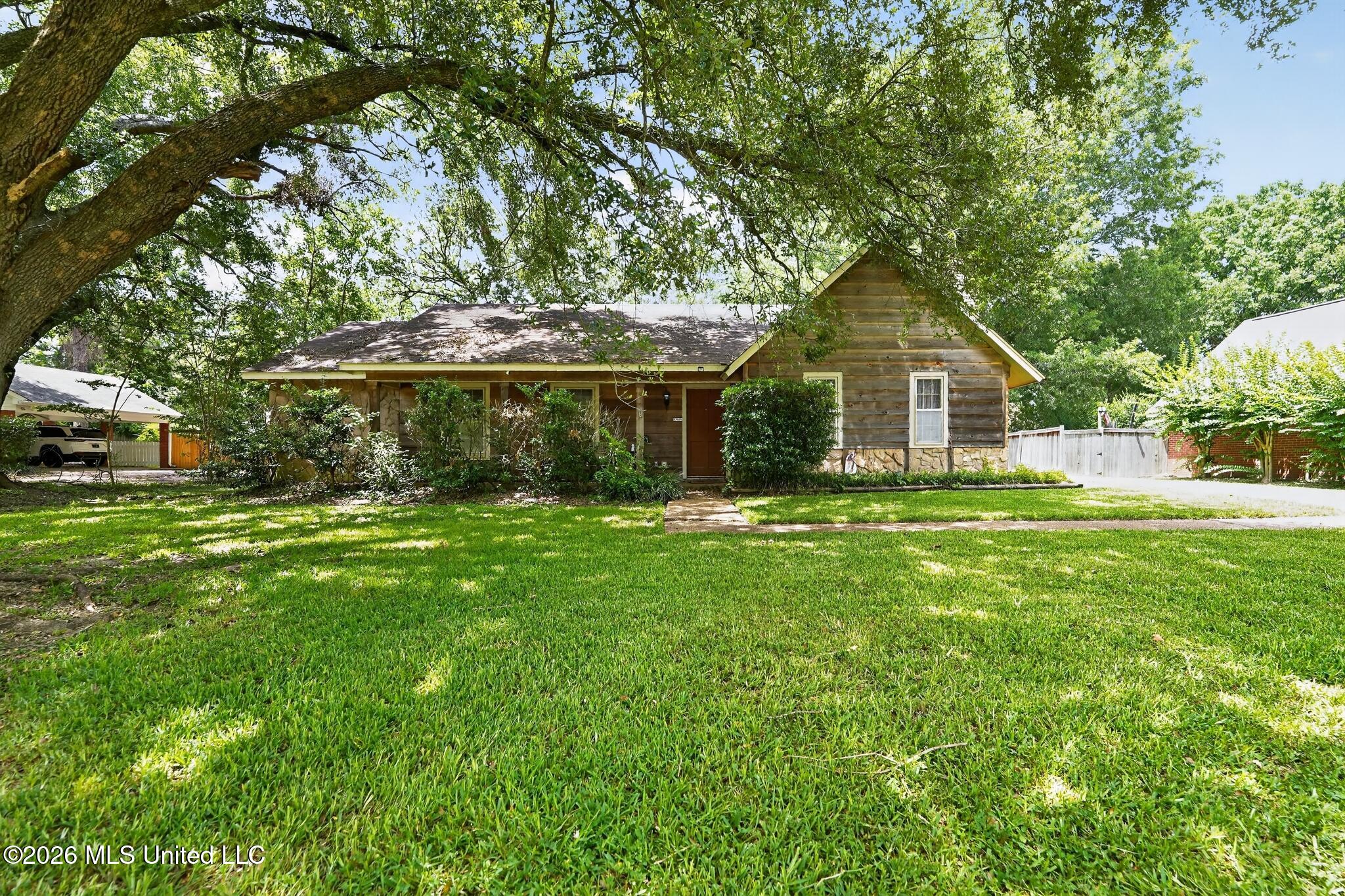 318 Longmeadow Court Ridgeland, MS 39157 - Photo 4 of 22 04_318_Longmeadow_Dr-Exterior-8207
