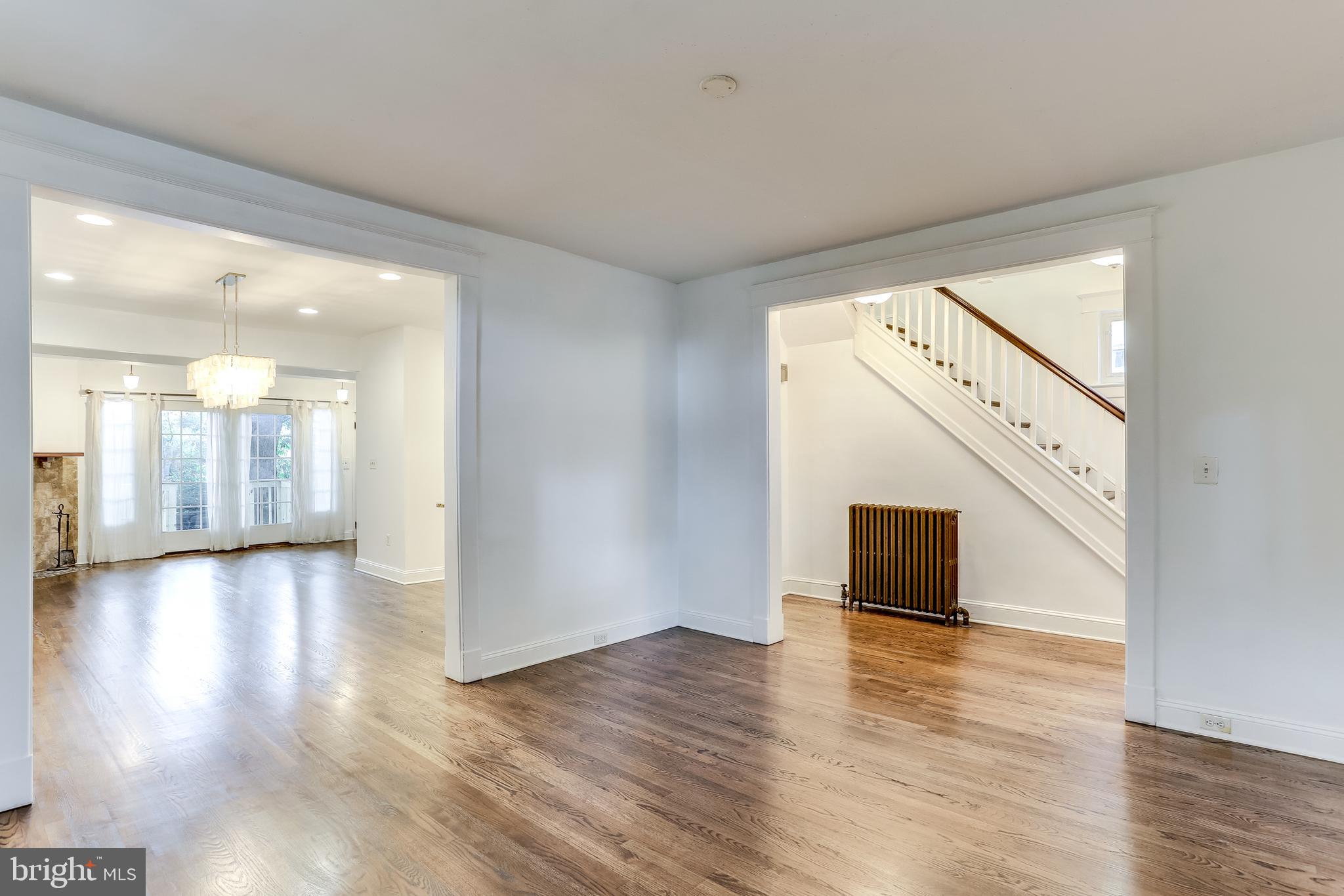 618 Orpington Road Baltimore, MD 21229 - Photo 6 of 35 LIVING ROOM