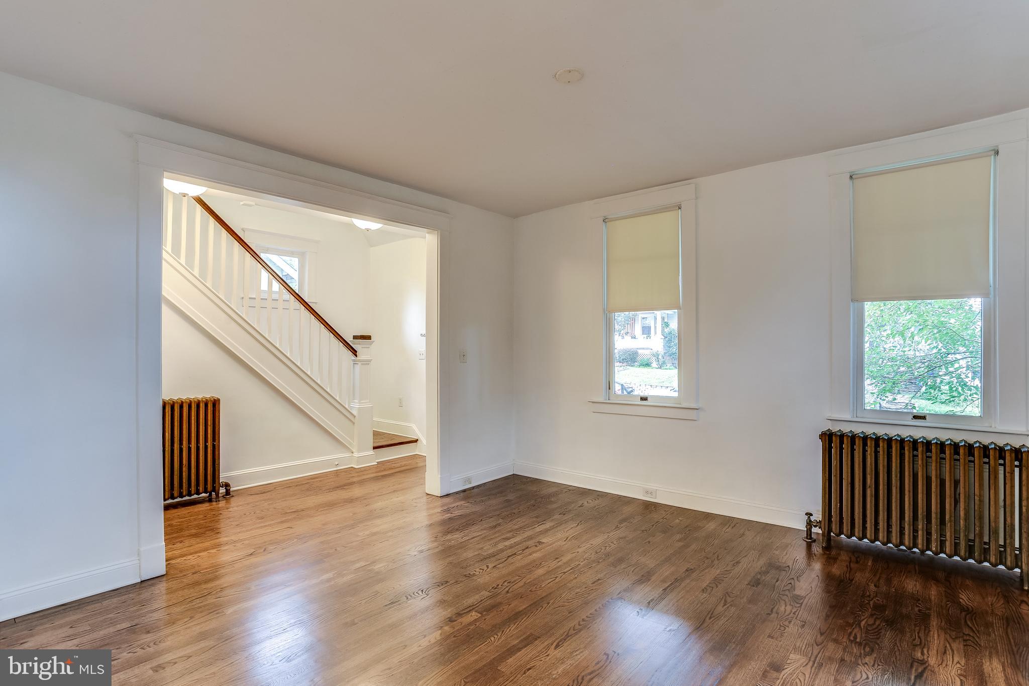 618 Orpington Road Baltimore, MD 21229 - Photo 7 of 35 LIVING ROOM