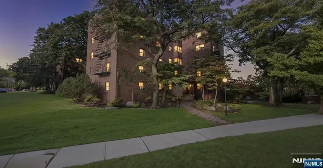 $1,600 | 500 Linwood Drive, Unit 3D, Fort Lee, NJ 07024