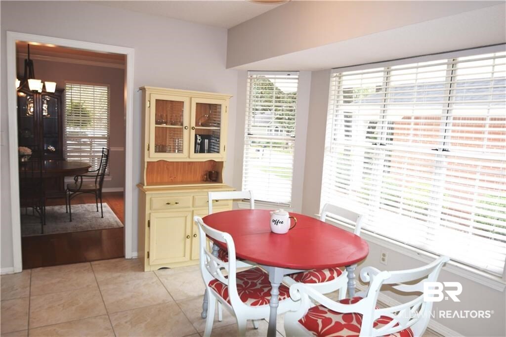 852 West Briar Court Mobile, AL 36609 - Photo 3 of 40 Cozy bay window provides eat-in kitchen.