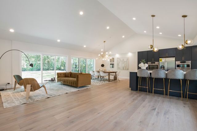 $810,000 | 1101 Oak Ridge Drive, Glencoe, IL 60022