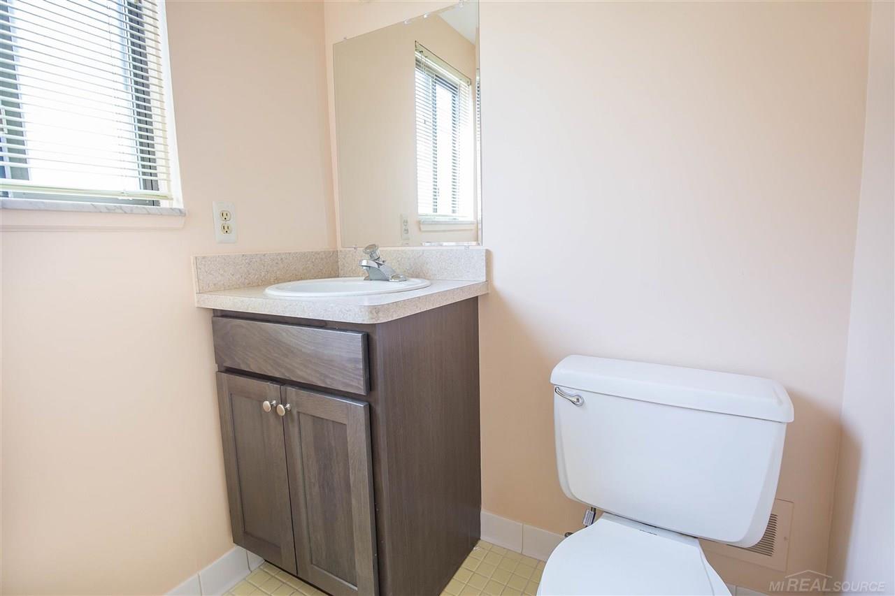 2399 Hillendale Drive Rochester, MI 48309 - Photo 12 of 30 50010365-11.JPG