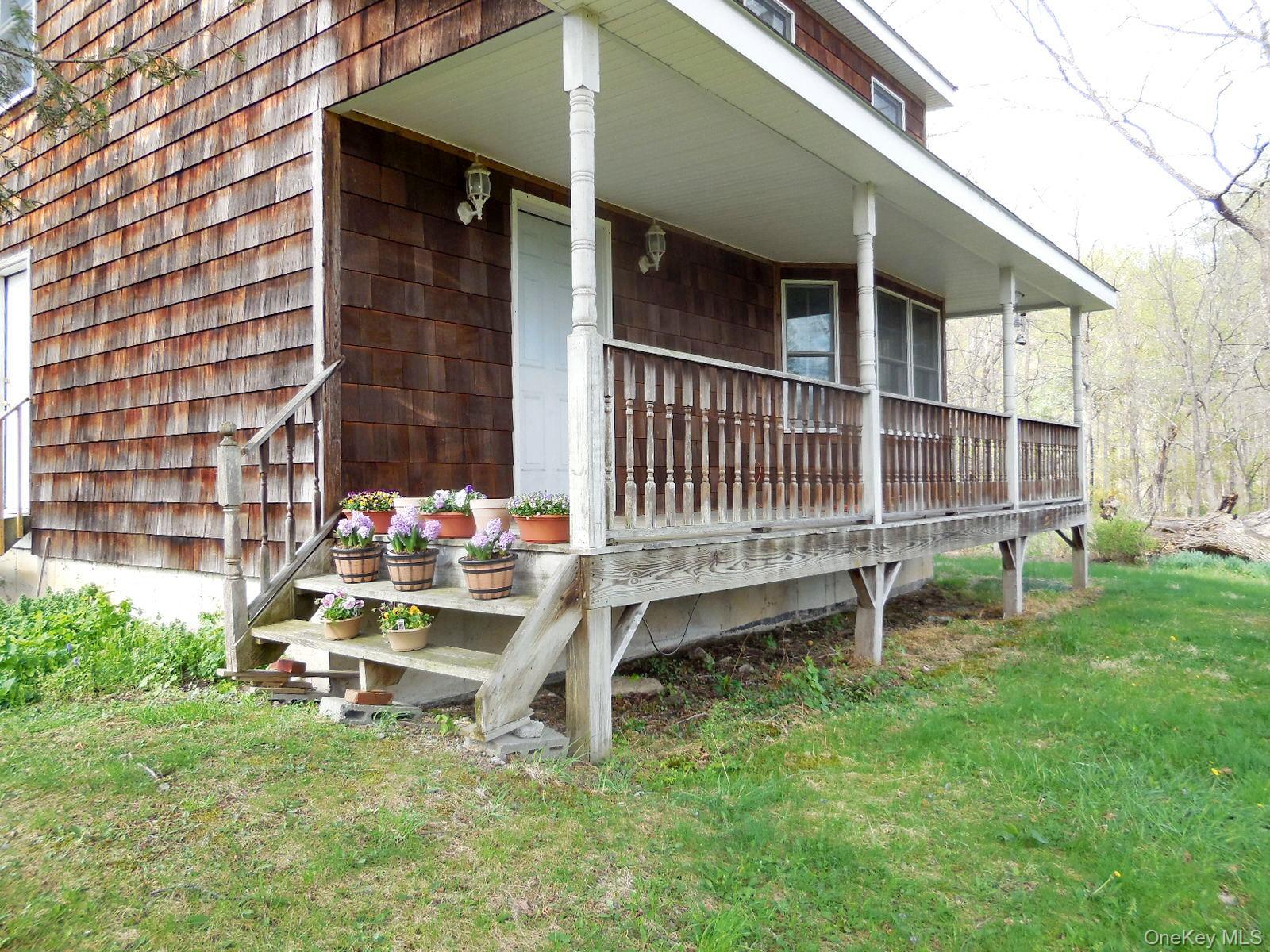 617 Burlingham Road Bloomingburg, NY 12721 - Photo 19 of 39 Front entry, stairs and railing need work.