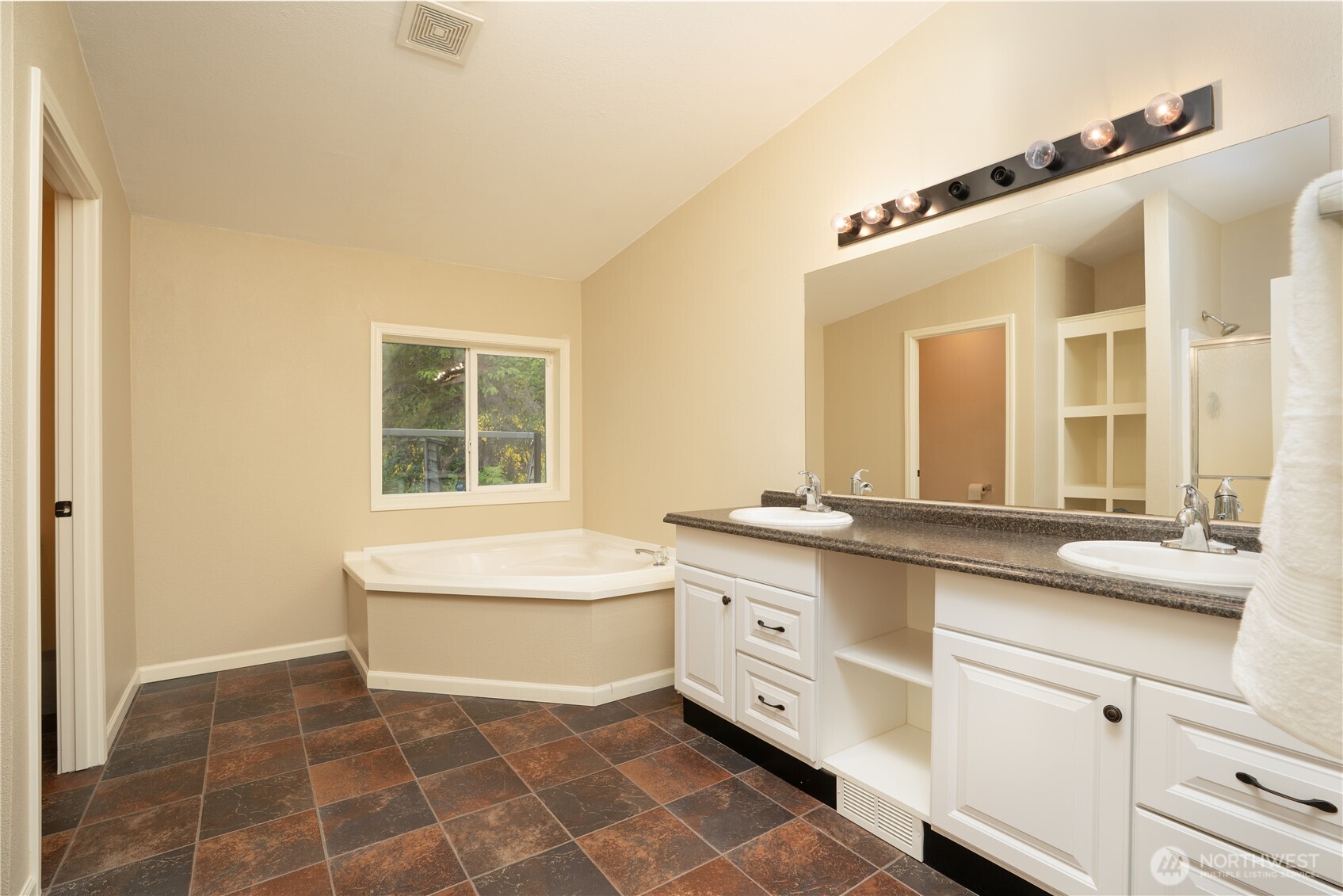 4665 Southwest Hunter Road Port Orchard, WA 98367 - Photo 11 of 21 Gallery Image 11