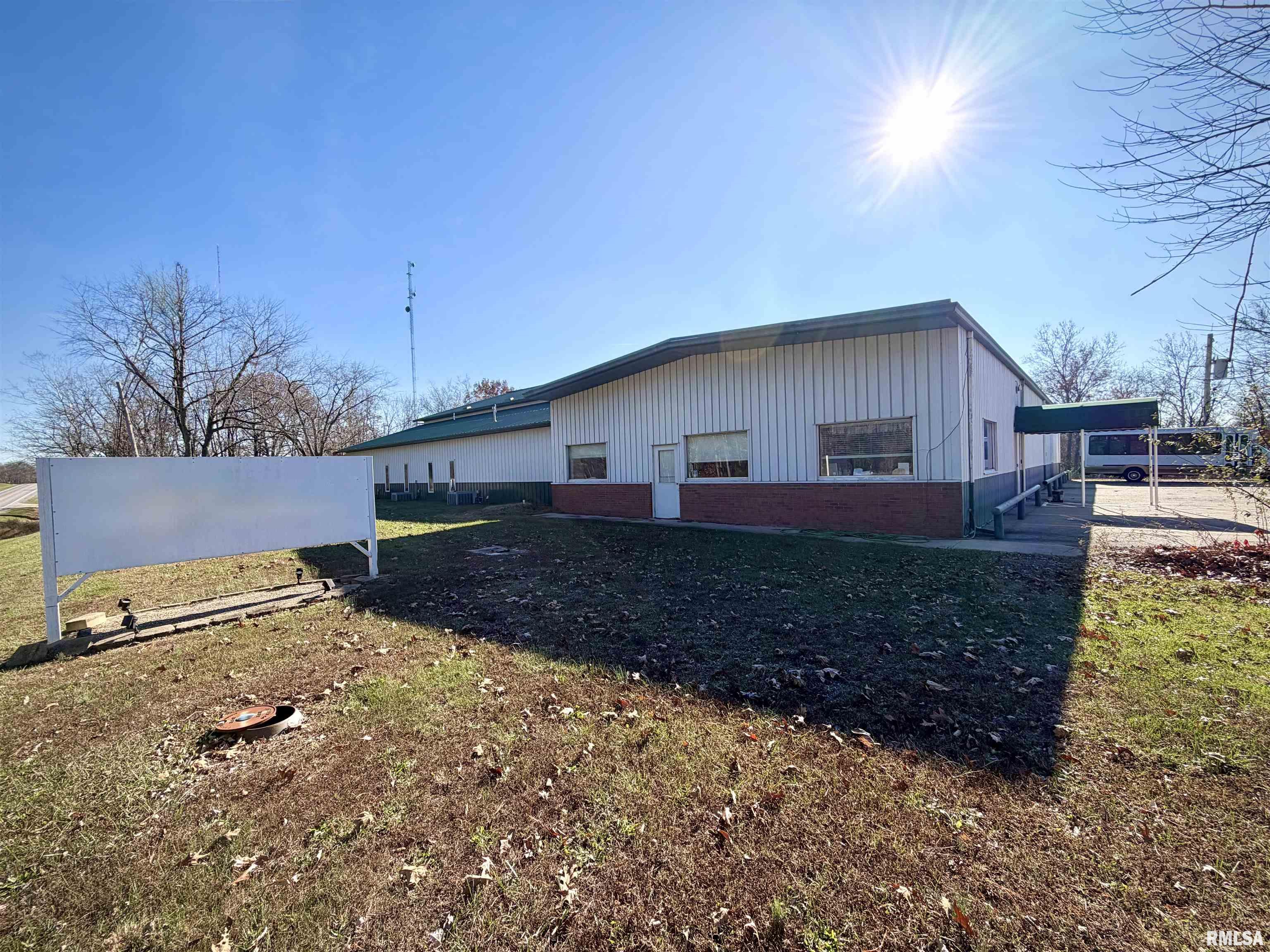 907 Highway 14 Carmi, IL 62821 - Photo 2 of 45