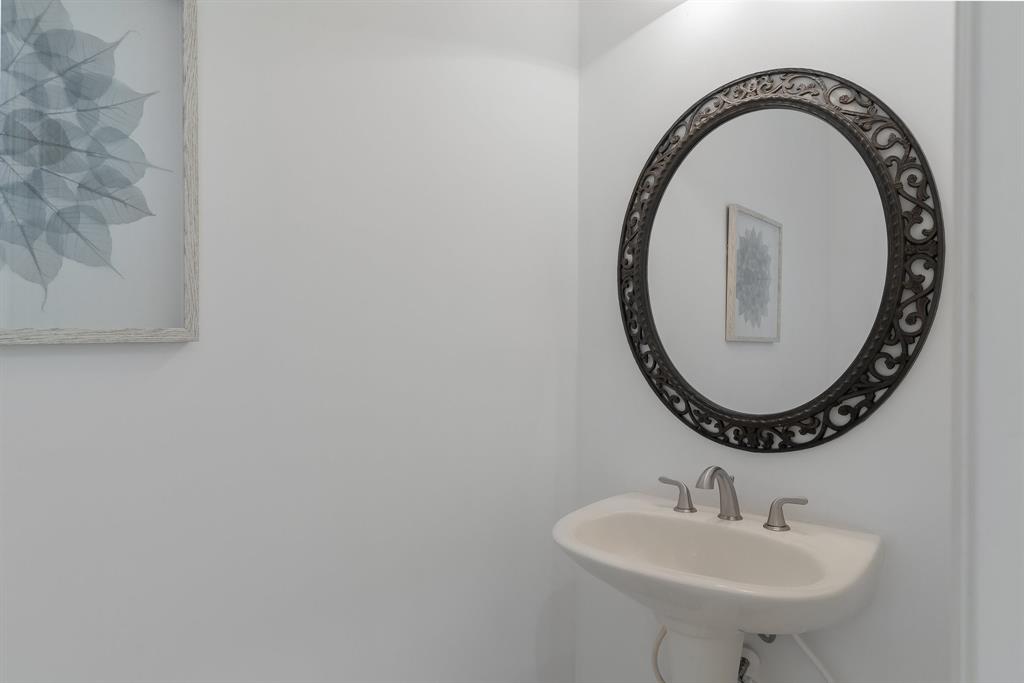 10605 Murray S Johnson Street Denton, TX 76207 - Photo 30 of 40 a bathroom with a sink and a mirror