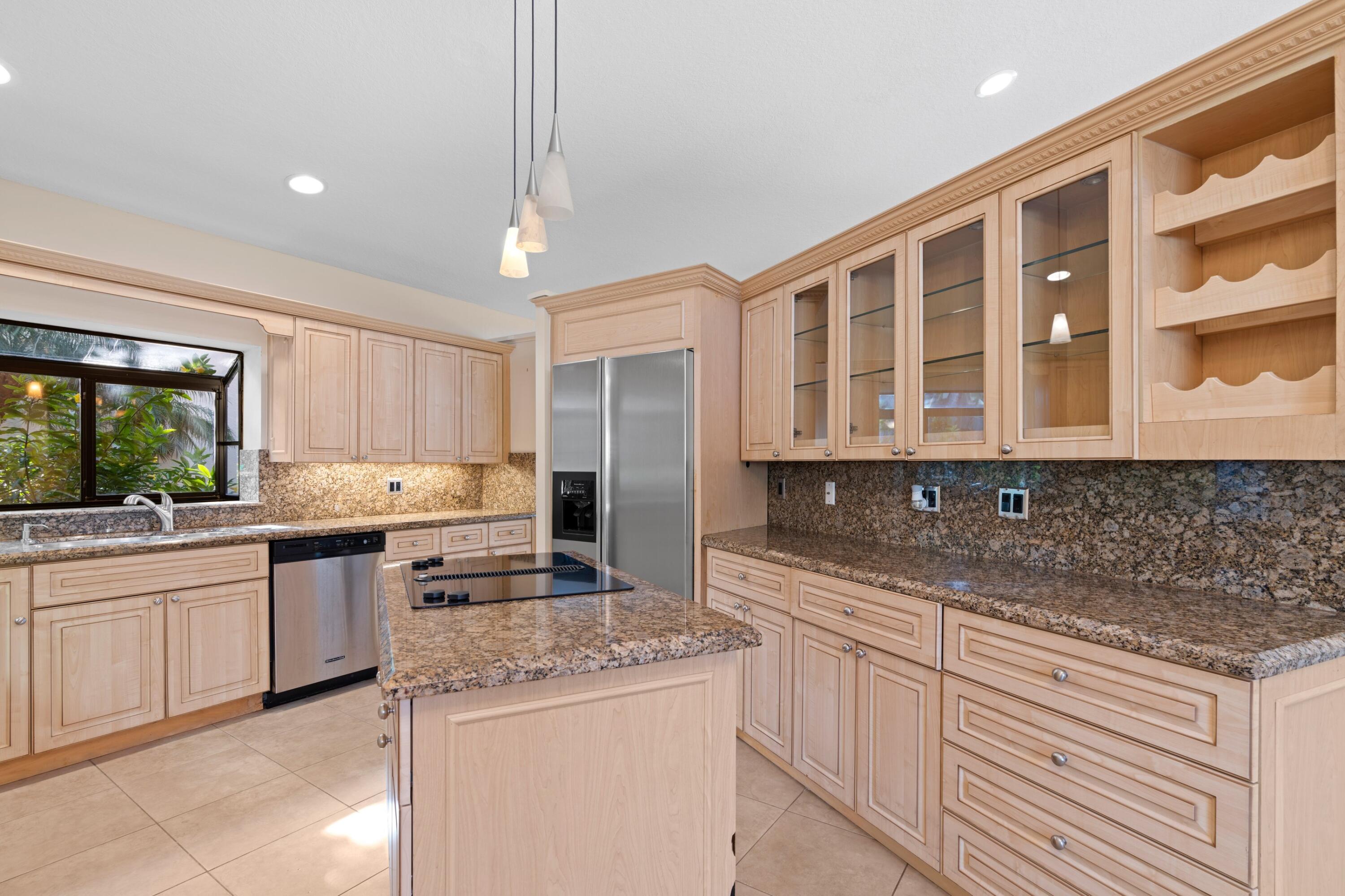 22592 Esplanada Circle Boca Raton, FL 33433 - Photo 6 of 27 Kitchen