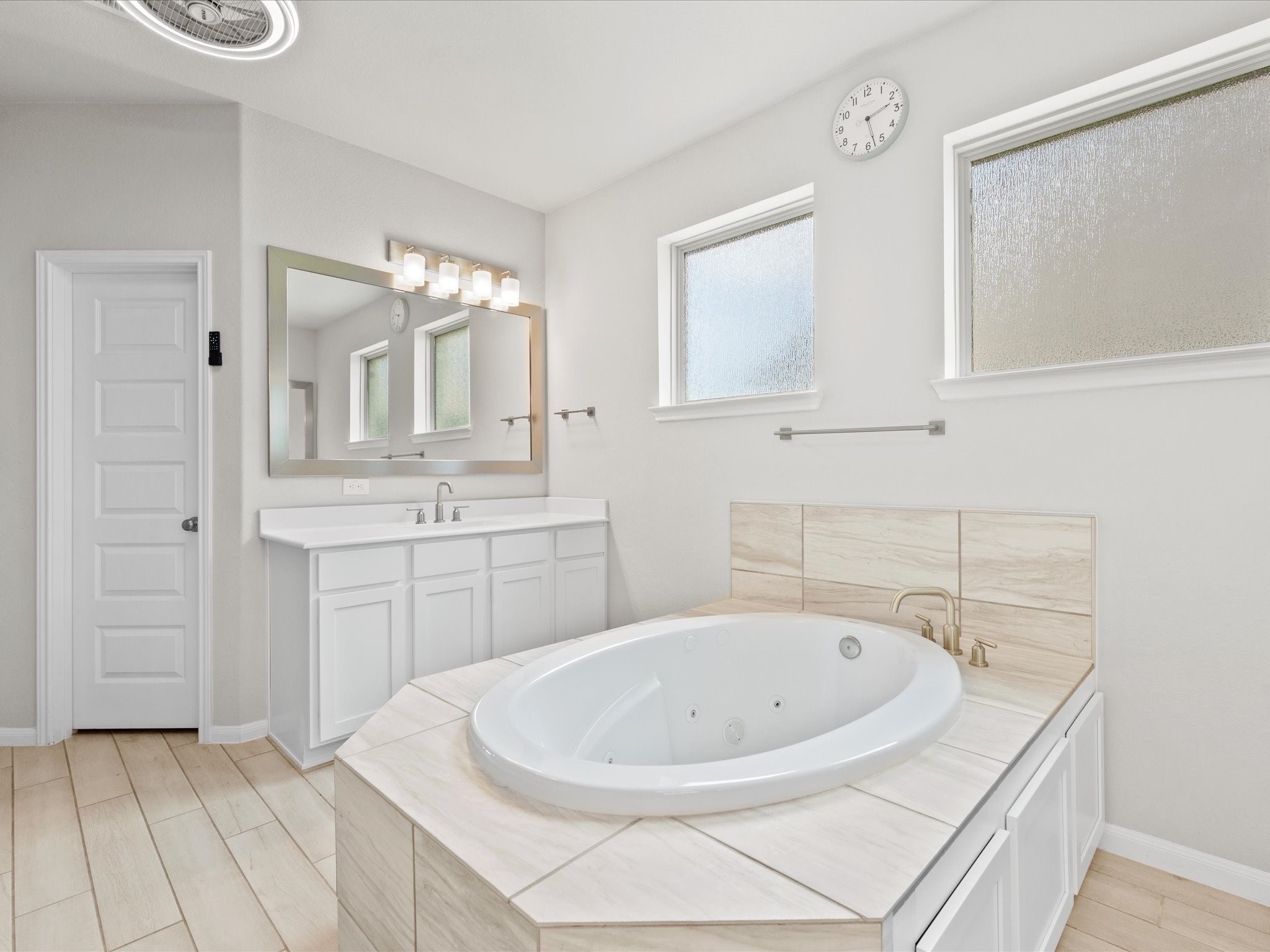 262 Peninsula Point Drive Montgomery, TX 77356 - Photo 16 of 45 a bathroom with a sink a bathtub and a mirror