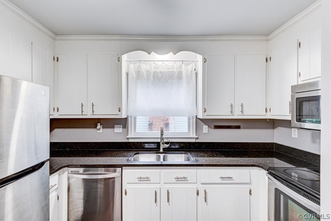 3909 Echo Ridge Place Midlothian, VA 23112 - Photo 6 of 14 a kitchen with granite countertop a sink and cabinets