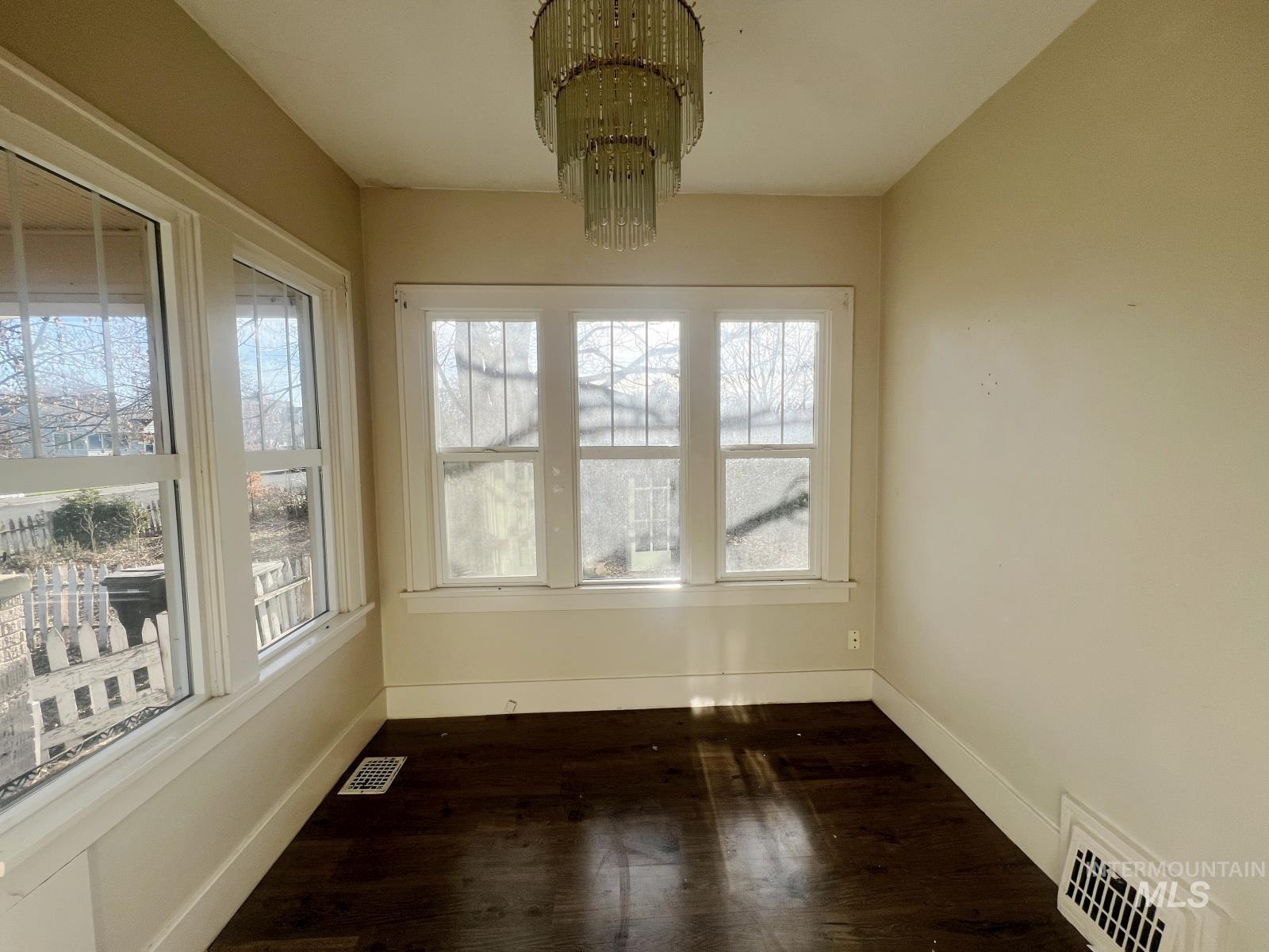 1002 9th Street Clarkston, WA 99403 - Photo 7 of 19 Unfurnished sunroom with a chandelier