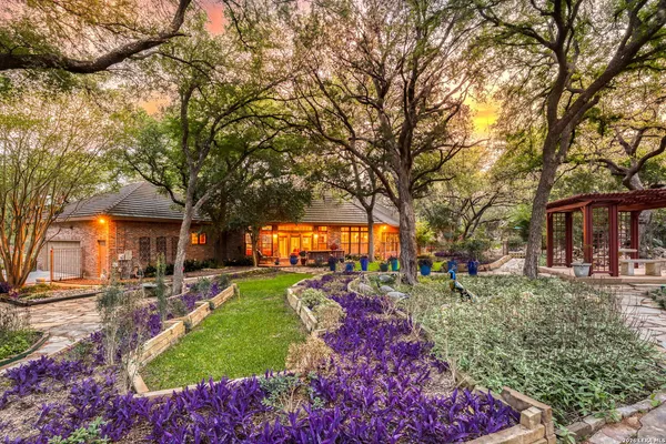 a view of a yard with a house