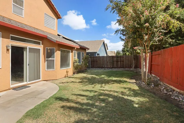 a view of a backyard