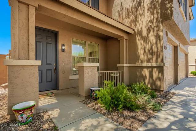 a view of a entrance of the house